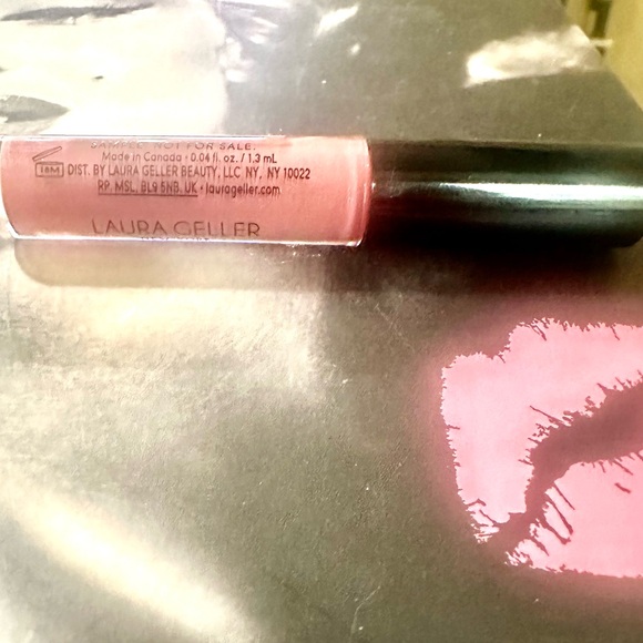 LAURA GELLER NUDE KISSES LIP HUGGING
LIP GLOSS in BLUSHING - Picture 8 of 8